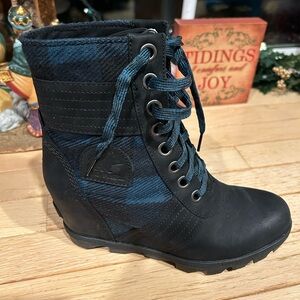 Sorel Black and Blue Lace Up Boots (Size 8, very good condition)